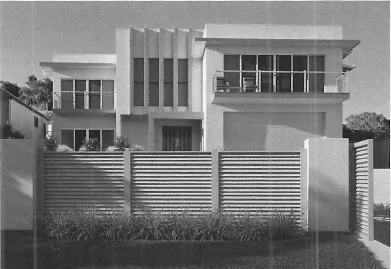 Horizontal louvered aluminum privacy fence for modern full-privacy lines